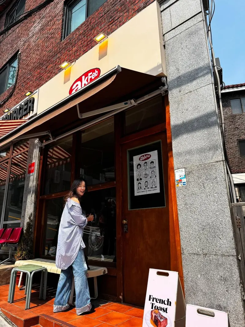 “문을 열자 햇살이 스며들었다”…정운선, 여유 가득한 미소→초여름 일상 / 뮤지컬배우 정운선 인스타그램
