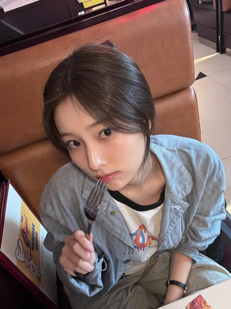 “포크 끝에 머문 시선”…강혜원, 청량한 저녁→평온 일상 공유 / 걸그룹 아이즈원 강혜원 인스타그램