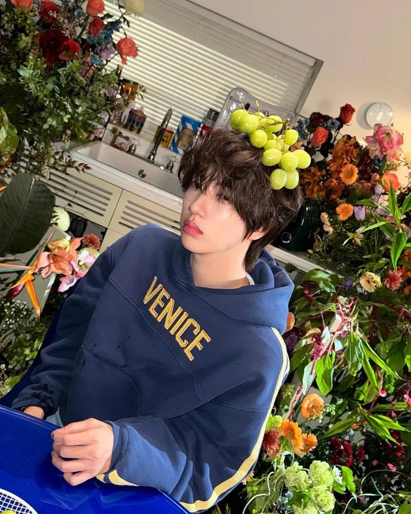 “포도알 머리 위에 올린 소년”…원진, 몽환적 시선→초여름 꽃 사이 유희 / 그룹 크래비티 원진 인스타그램