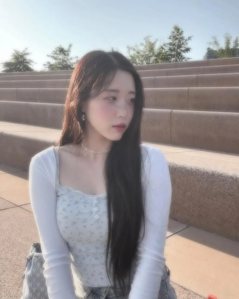 “햇살 아래 잠긴 순간”…윤서령, 청초함 속 고요→감성 폭발 / 가수 윤서령 인스타그램