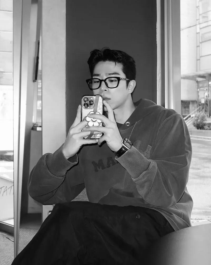“창밖을 바라보며 잠시 멈춤”…이찬형, 고요한 오후→도시의 여운 담아 / 배우 이찬형 인스타그램