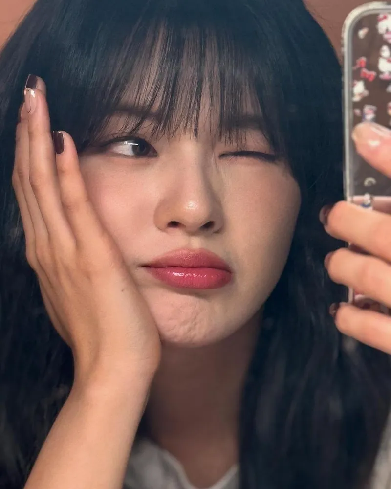 “왼손 볼에 가만히 기대어”…이선빈, 초여름 저녁→싱그러운 장난기 / 배우 이선빈 인스타그램