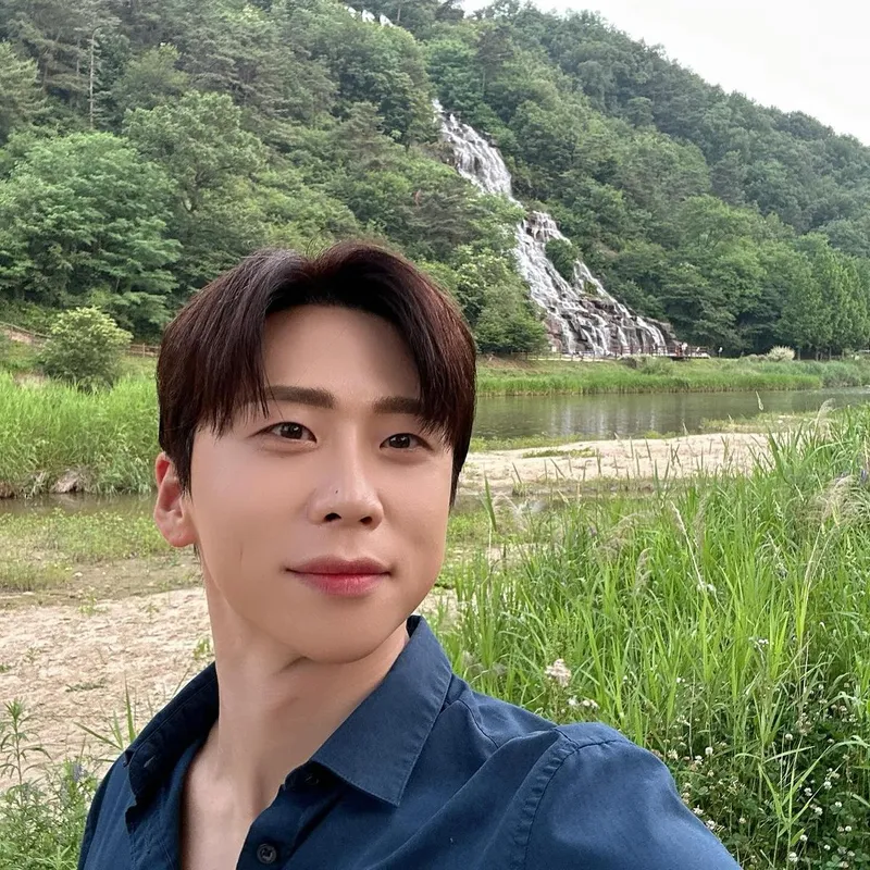 “여름 초입, 자연 속 미소”…남궁진, 청량한 야외→청춘 감성 물씬 / 가수 남궁진 인스타그램