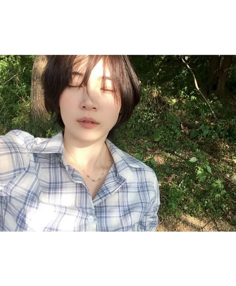 “눈을 감고 머문 여름 빛”…박유림, 푸르름 속 순간→여운 감돈 청춘 / 배우 박유림 인스타그램
