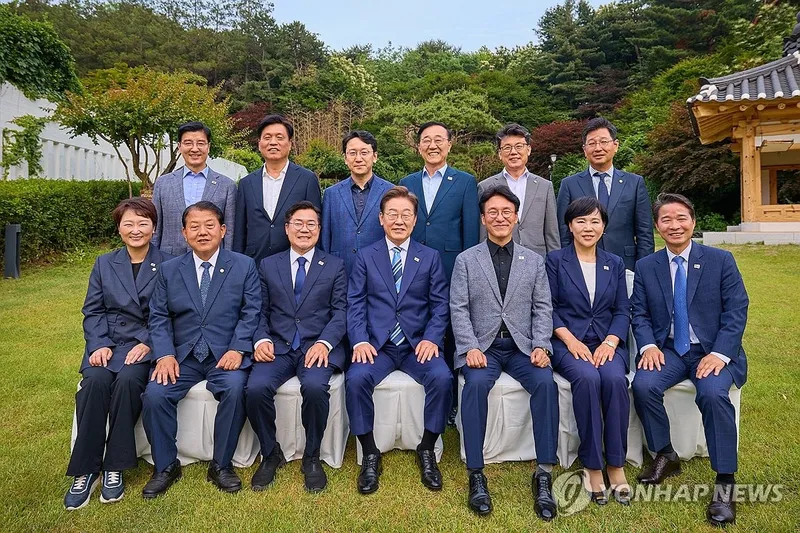 “이재명 대통령, 민주당 지도부와 밤의 만찬”…국민 삶 개선에 국정방향 총력→정치권 파장