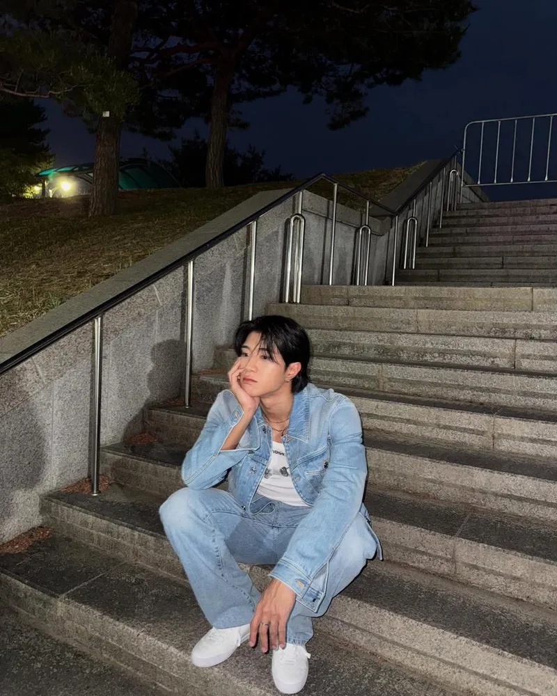 “밤의 계단에 기대어”…와이엇, 고요한 무드→여름밤 감성 자극 / 그룹 온앤오프 와이엇 인스타그램