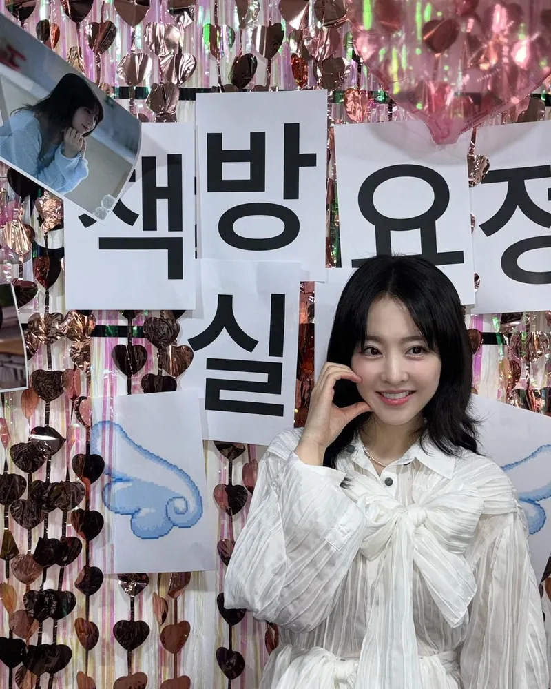 “책방처럼 편안했던 오늘”…박보영, 고마움 가득 미소→초여름 청순美 / 배우 박보영 인스타그램