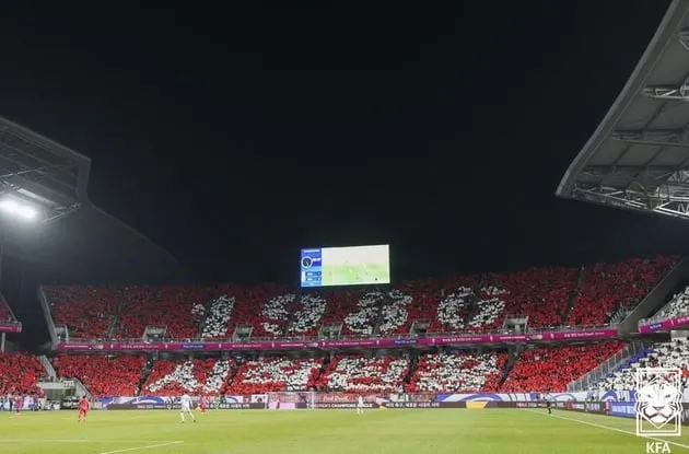 “11회 연속 본선 확정”…한국축구, 쿠웨이트전서 ‘WE대한’ 카드섹션→축제 한마당 / 연합뉴스