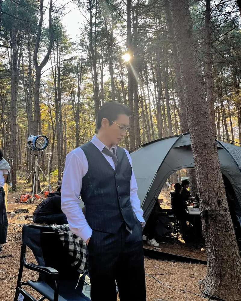“숲길을 걷는 어른의 고요”…이준혁, 삼림 속 침착함→절제된 아우라 / 배우 이준혁 인스타그램