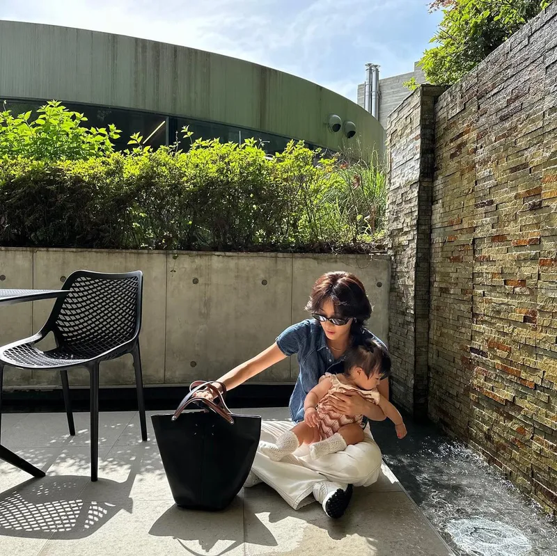 “아기들은 왜 이렇게 이쁠까”…설인아, 따스한 포옹→진심 어린 여름날 고백 / 배우 설인아 인스타그램