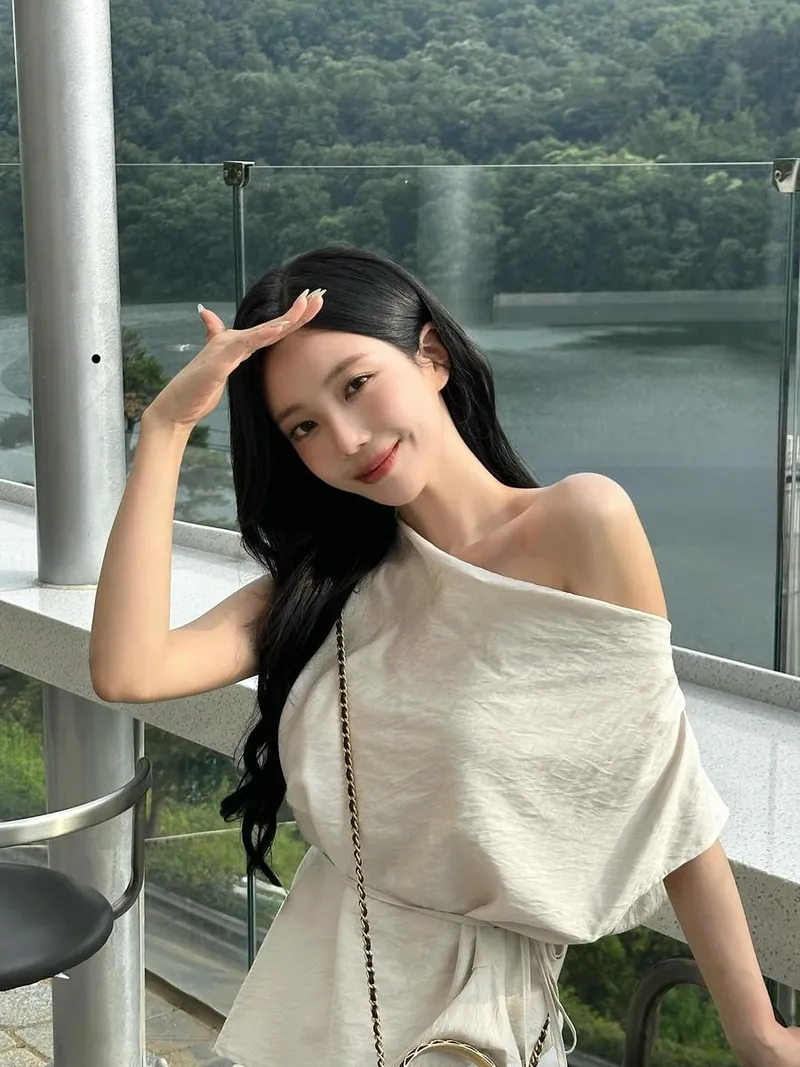 “나는야 조카 부자”…윤하정, 부드러운 미소→초여름 감성 셀카 / 인플루언서 윤하정 인스타그램
