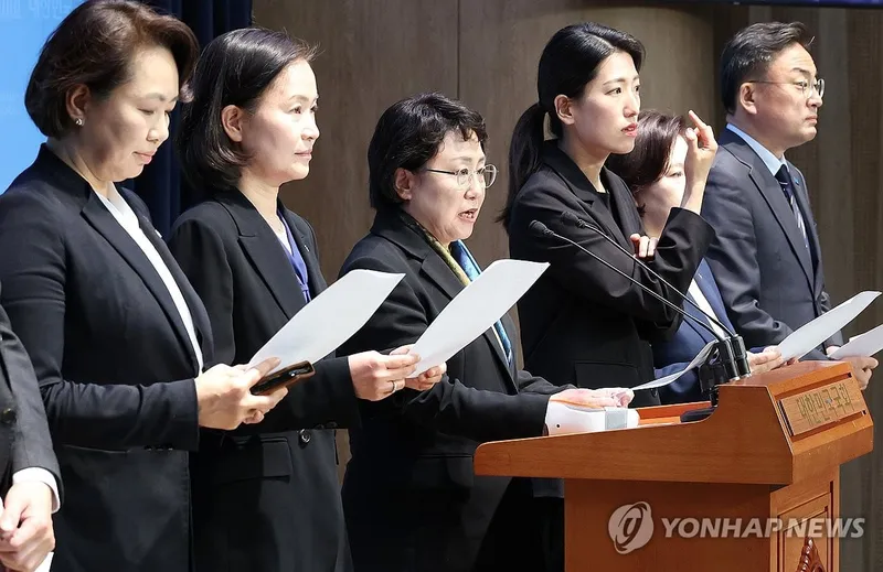 “조국혁신당, 이재명 대통령 재판 즉각 중단 촉구”…사법부 책임 공방→국회 형사소송법 개정도 압박