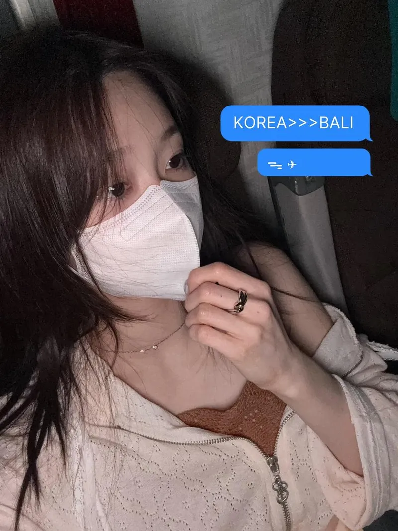 “이동 중인 설렘”…츄, 숨길 수 없는 기대→비행기 셀카로 근황 전해 / 가수 츄 인스타그램