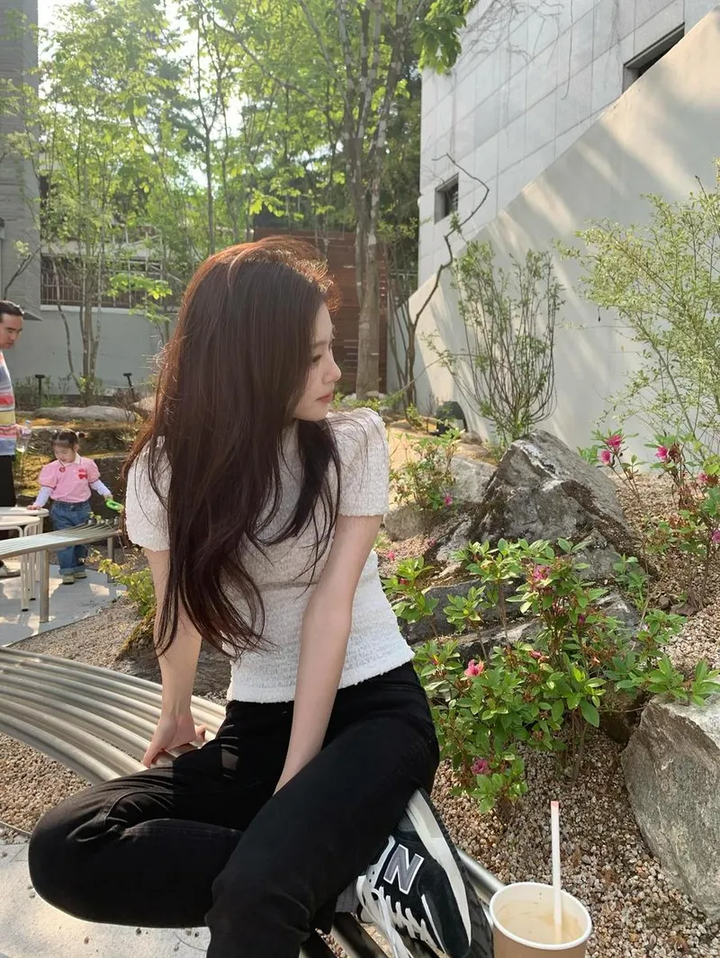 “햇살 머금은 옆모습”…최희진, 초여름 정원→잔잔한 여운 / 배우 최희진 인스타그램