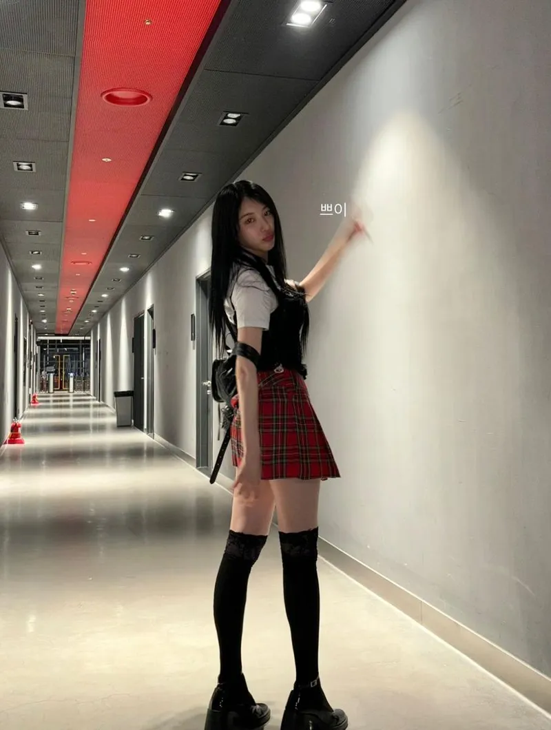 “토요일 밤 기약했죠”…이채연, 복도 위 단아함→레트로 소녀 변신 / 걸그룹 아이즈원 이채연 인스타그램