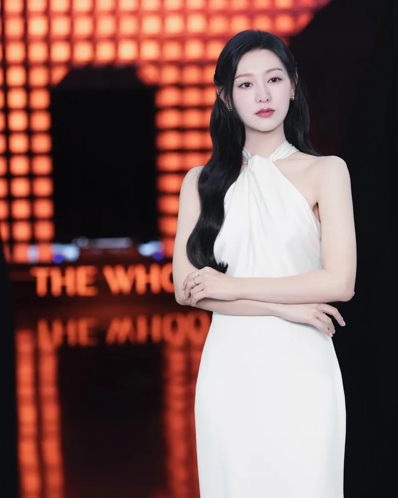 “스포트라이트를 머금은 눈빛”…김지원, 고요함 속 압도→드레스 자태 / 배우 김지원 인스타그램