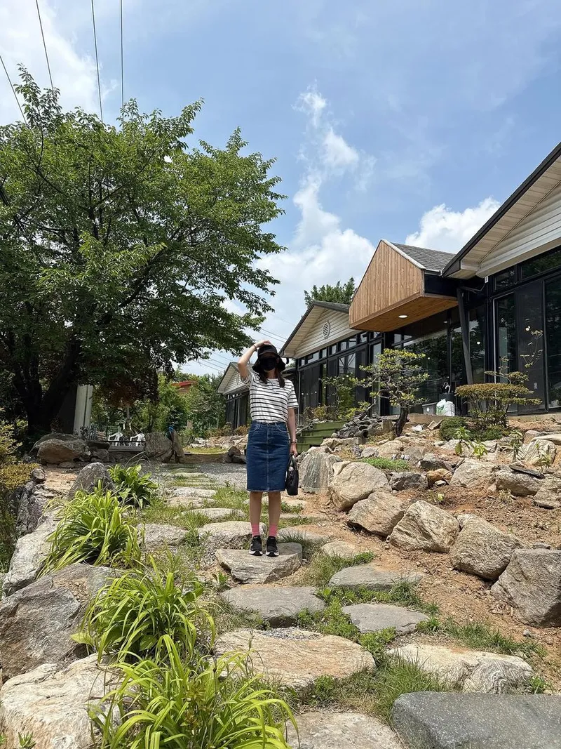 “신기방기한 하루”…신지, 초여름 햇살 아래→여유 만끽 산책 / 코요태 신지 인스타그램