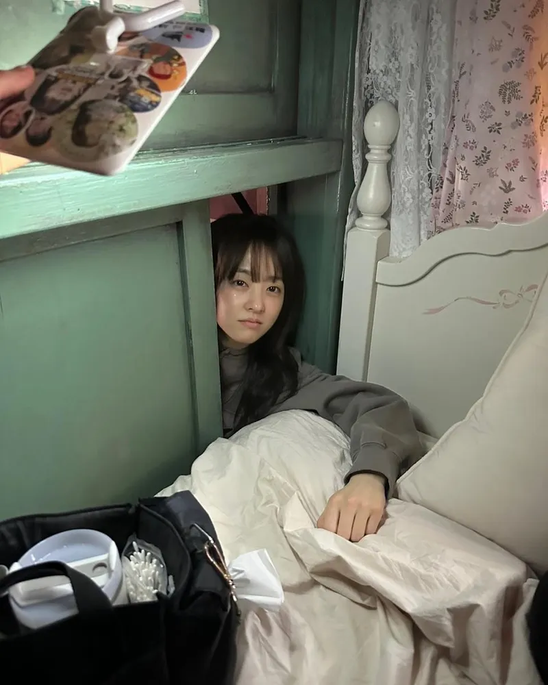 “어제는 끝났고 내일은 멀었고”…박보영, 오늘 앞에 멈춰선 눈빛→고요한 방 안 감성 폭발 / 배우 박보영 인스타그램