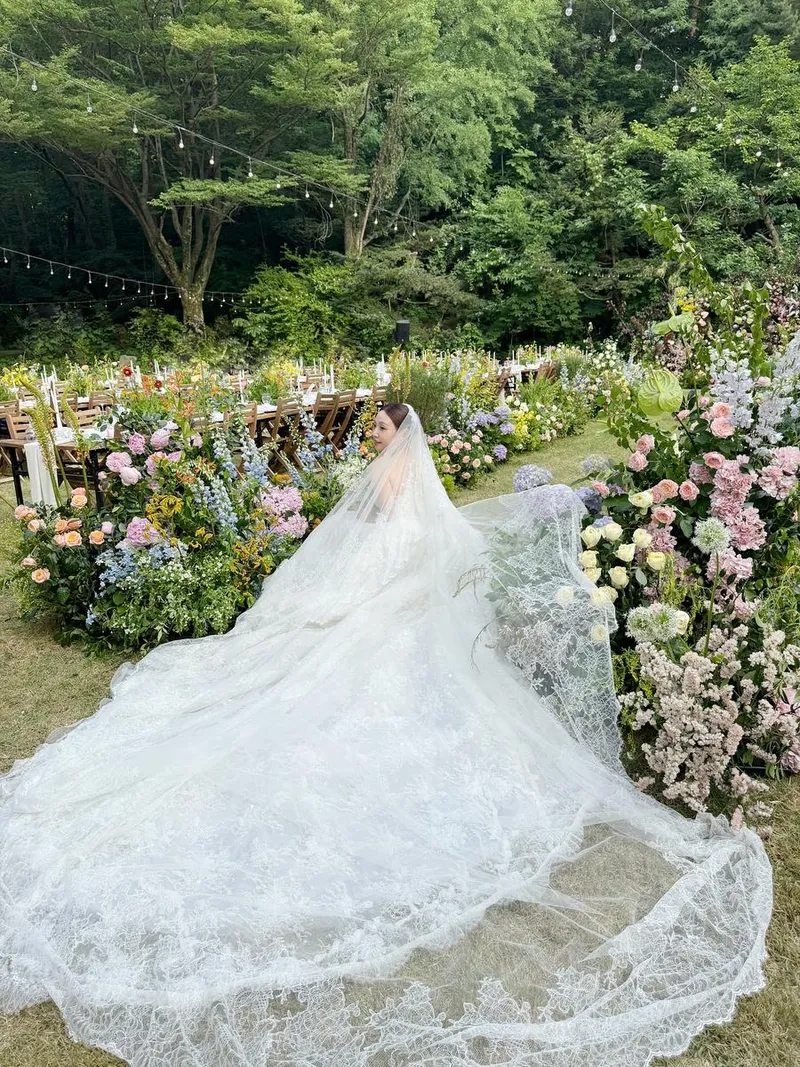 “자리를 빛내주신 모든 분들께 감사”…민, 여름의 정원에서→순백 웨딩드레스 감동 / 걸그룹 미쓰에이 민 인스타그램