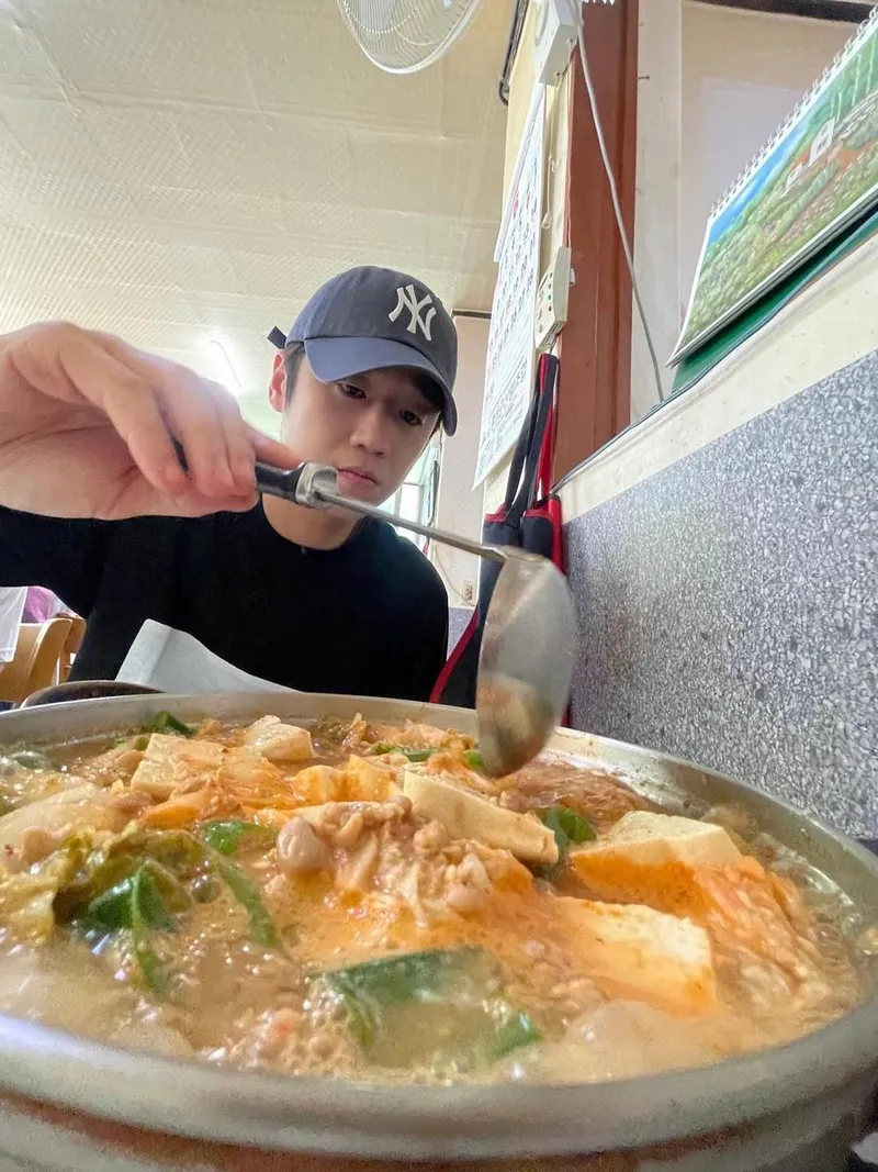 “눈빛 따라 흐르는 일상”…정준원, 느긋한 점심→진한 휴식의 한때 / 배우 정준원 인스타그램
