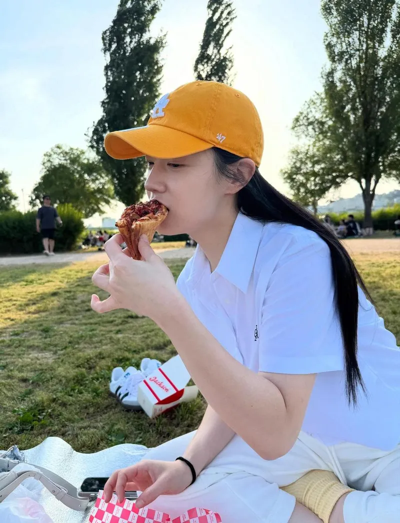 “햇살 머금은 피크닉 미소”…류효영, 여유로움 속 여름→감성 충만 순간 / 배우 류효영 인스타그램