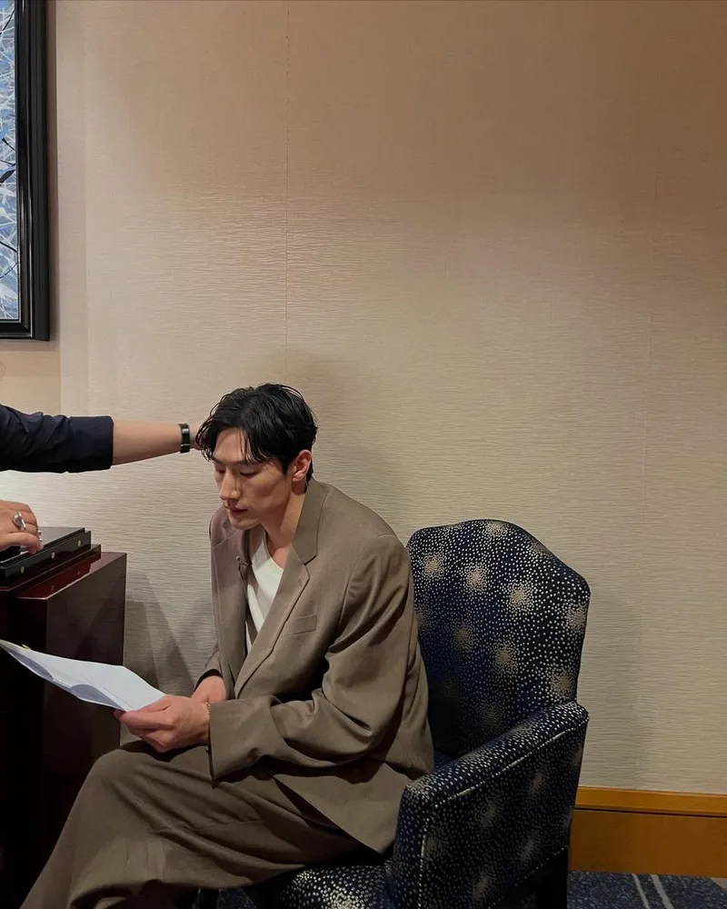 “도시의 밤 아래 홀로 머무르며”…노상현, 고요한 집중→도회적 매력 발산 / 배우 노상현 인스타그램