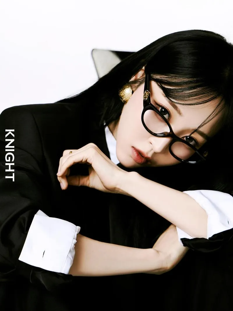 “깊은 시선, 무게를 담다”…문별, 절제된 카리스마→흑백 셔츠의 품격 / 걸그룹 마마무 문별 인스타그램