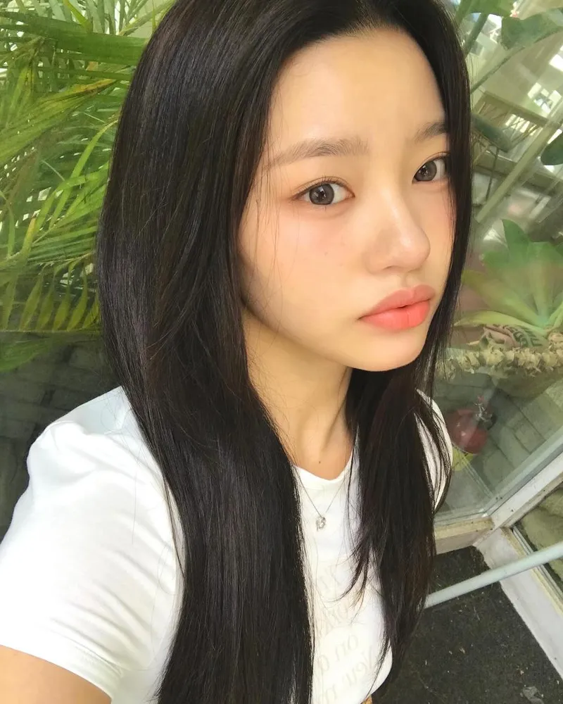 “사진에서 여름 냄새나요”…강두나, 싱그러운 시선→햇살 닮은 청순미 / 걸그룹 첫사랑 강두나 인스타그램