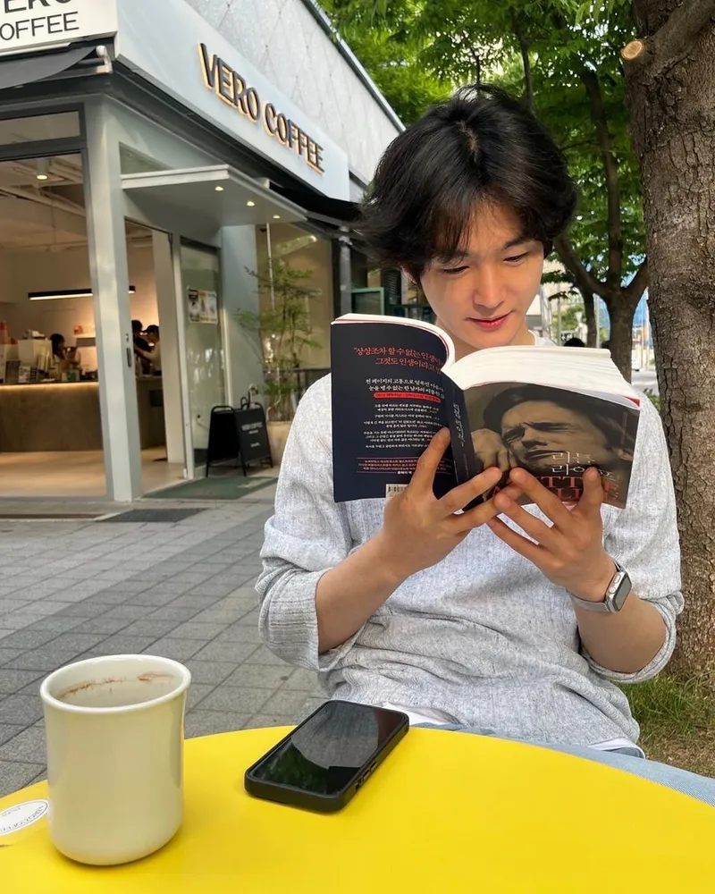 “조용한 오후의 몰입”…이원근, 여름 햇살 아래→독서로 전한 고요 / 배우 이원근 인스타그램