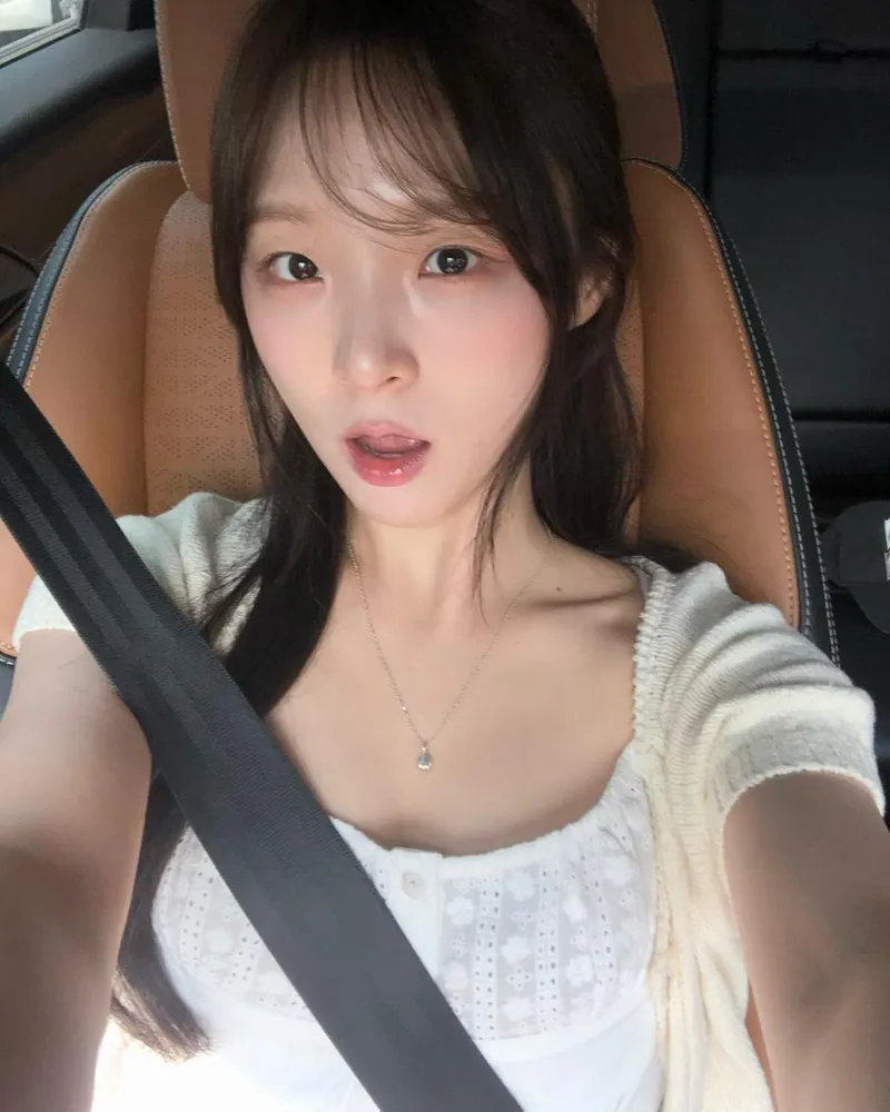“점말 더뭐묘”…이서경, 쿨한 표정에 담은 여름 느낌→색다른 일상 포착 / 환승연애3 출연자 치위생사 이서경 인스타그램