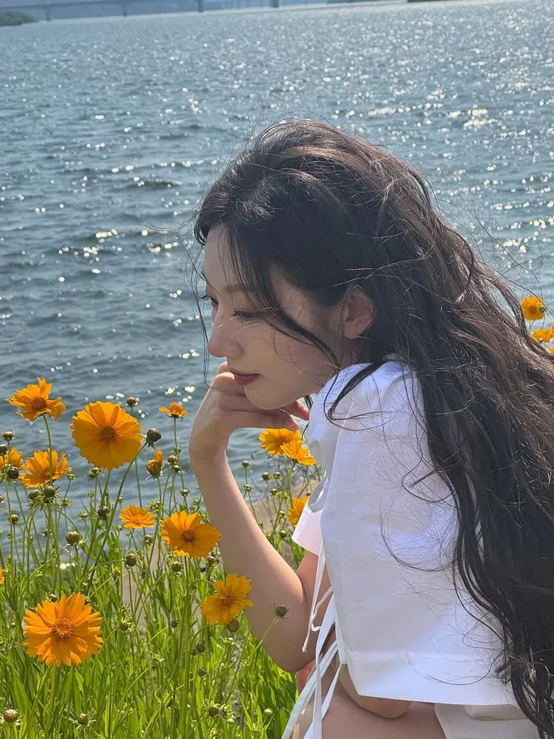 “누가 꽃이게”…정예인, 여름 물결 따라→수채화 같은 실루엣 / 걸그룹 러블리즈 정예인 인스타그램