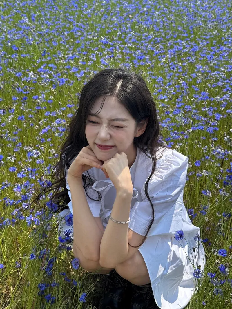 “꽃같은 시절의 미소”…정예인, 푸른 들판 위→청량감 만개 / 걸그룹 러블리즈 정예인 인스타그램