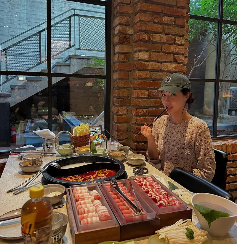 “백탕파 사람 쓰러지는 맛”…임수향, 수줍은 미소→초여름 힐링 만찬 / 배우 임수향 인스타그램
