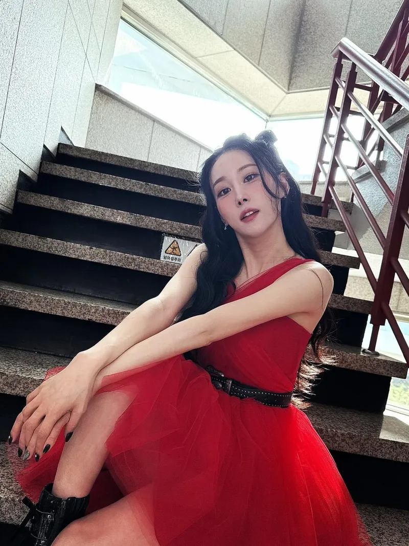 “하고 싶은 거 다 해”…김의영, 붉은 드레스→초여름 반전 카리스마 / 가수 김의영 인스타그램