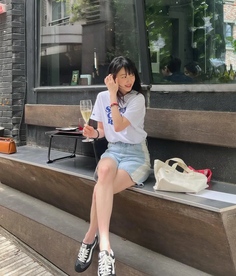 “맑은 오후 머문 순간”…조우리, 여름 햇살 아래→여유의 시간 / 배우 조우리 인스타그램