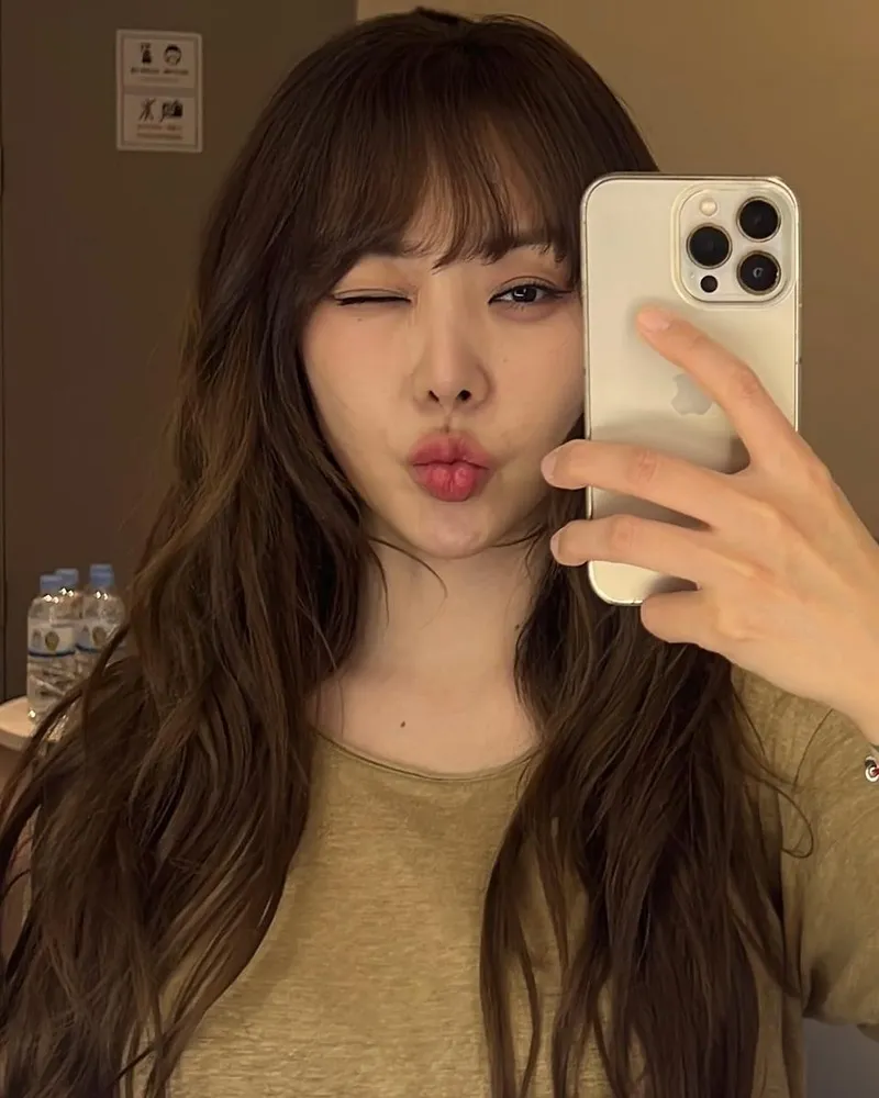 “토요일 밤의 설렘”…나르샤, 거울 앞 윙크→청량 존재감 드러내 / 가수 나르샤 인스타그램