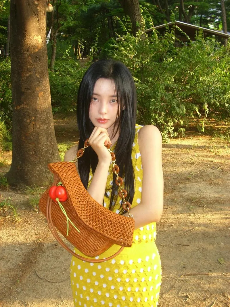 “햇살에 노란 점들이 물들었다”…신수현, 초여름 숲속→청량 감성 물씬 / 배우 신수현 인스타그램