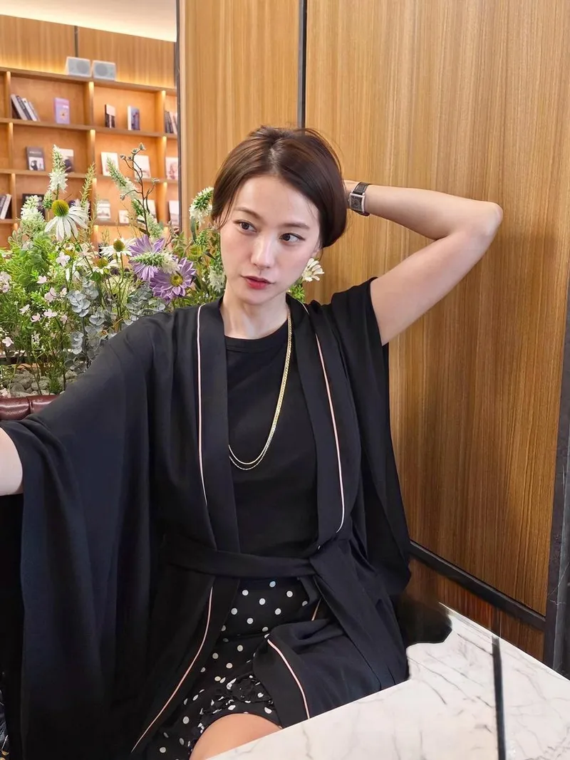 “언니들이 오늘 나 예쁘다네”…유인영, 도회적 고요→시선 압도 / 배우 유인영 인스타그램