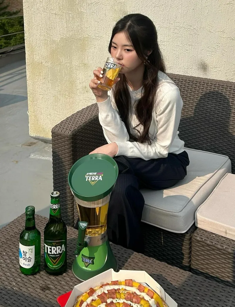 “요즘 핫플 술집의 조건”…홍예지, 여름 저녁→느긋한 치맥 타임 / 배우 홍예지 인스타그램