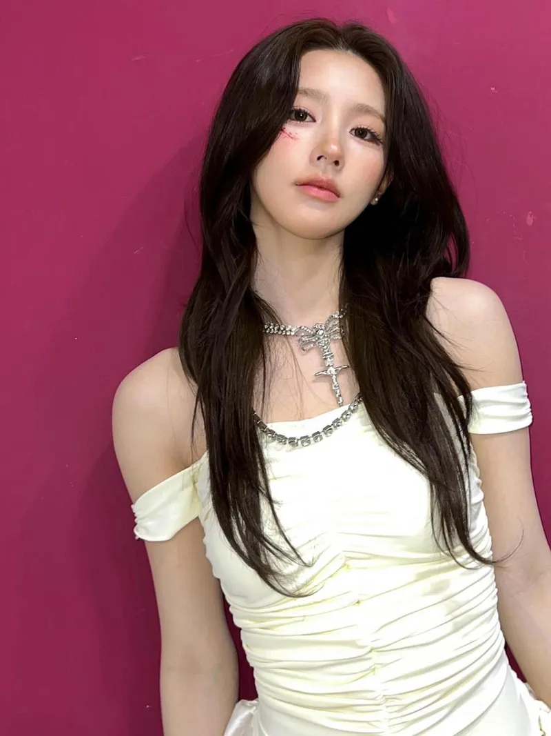“청초함 속 작은 반전”…미연, 순백 드레스→몽환 눈빛 고조 / 걸그룹 아이들 미연 인스타그램