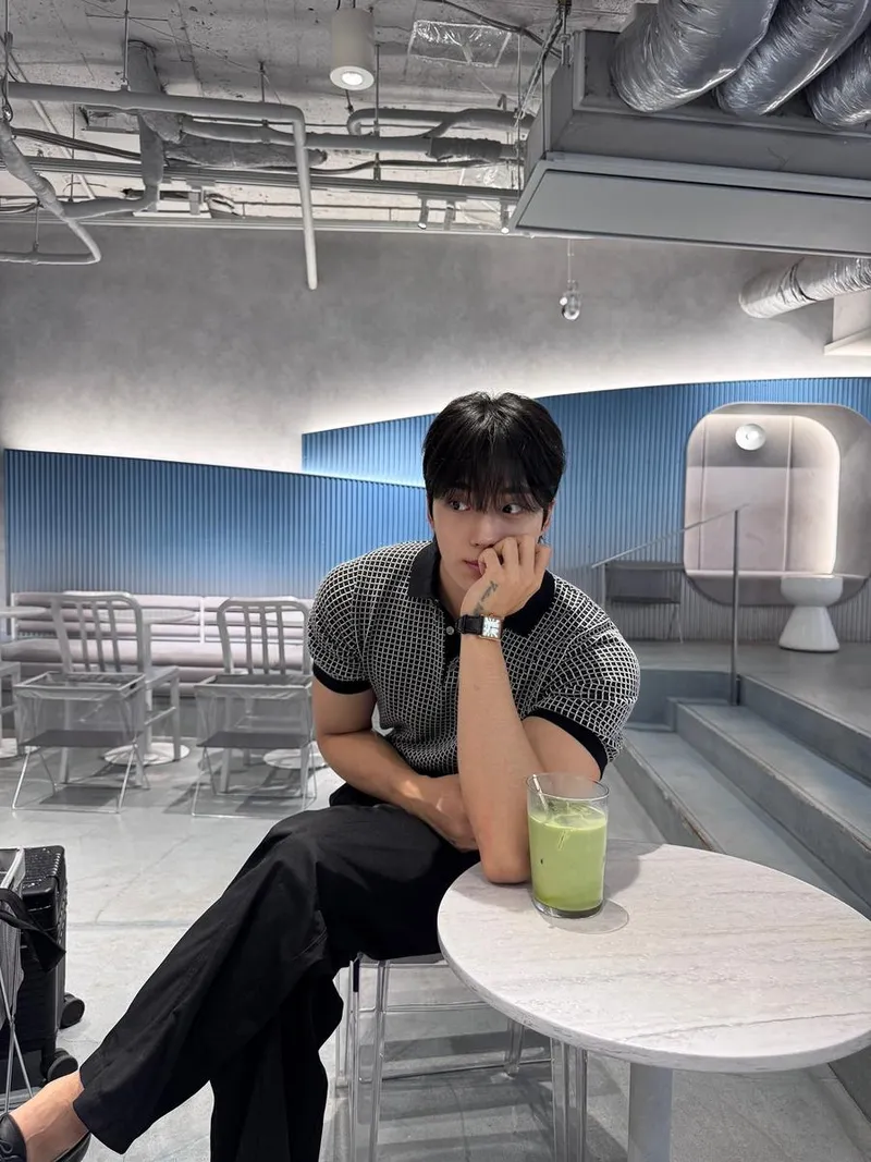 “멈춘 시선, 사색의 정점”…권기하, 도회적 여름→고요한 오후를 그리다 / 솔로지옥4 출연자 유튜버 권기하 인스타그램