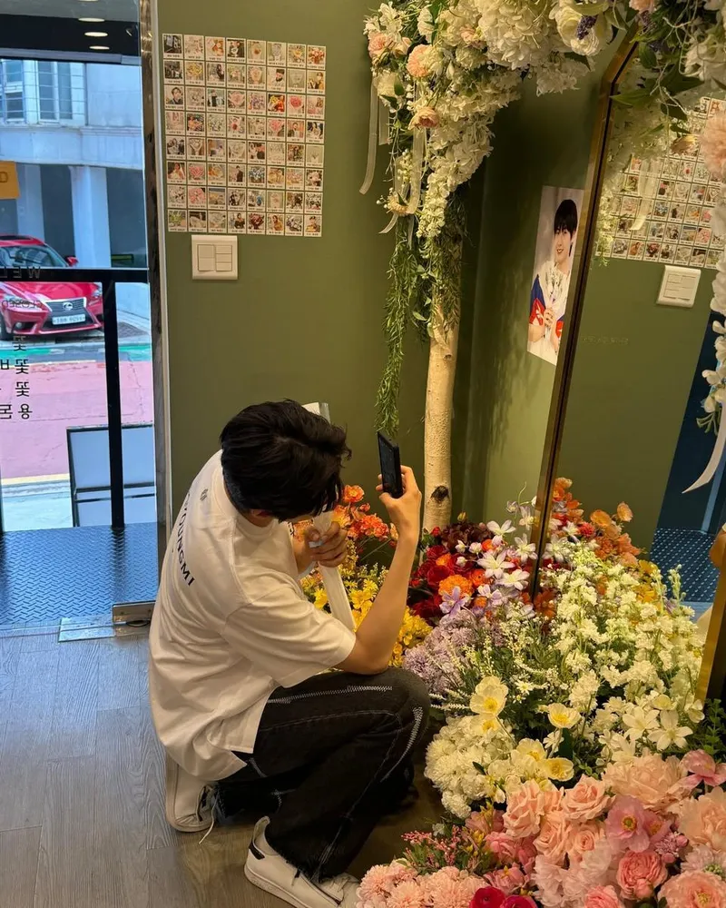 “많은 사랑주셔서 항상 감사해요”…이진혁, 꽃들 사이로 피어난 미소→생일날 포착된 진심 / 가수, 배우 이진혁 인스타그램