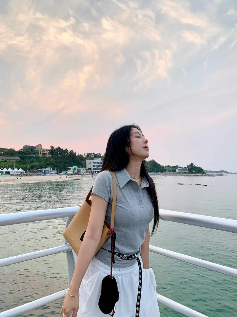 “살며시 눈을 감고”…김예원, 노을 아래 여름→감성적인 침잠 / 가수, 배우 김예원 인스타그램