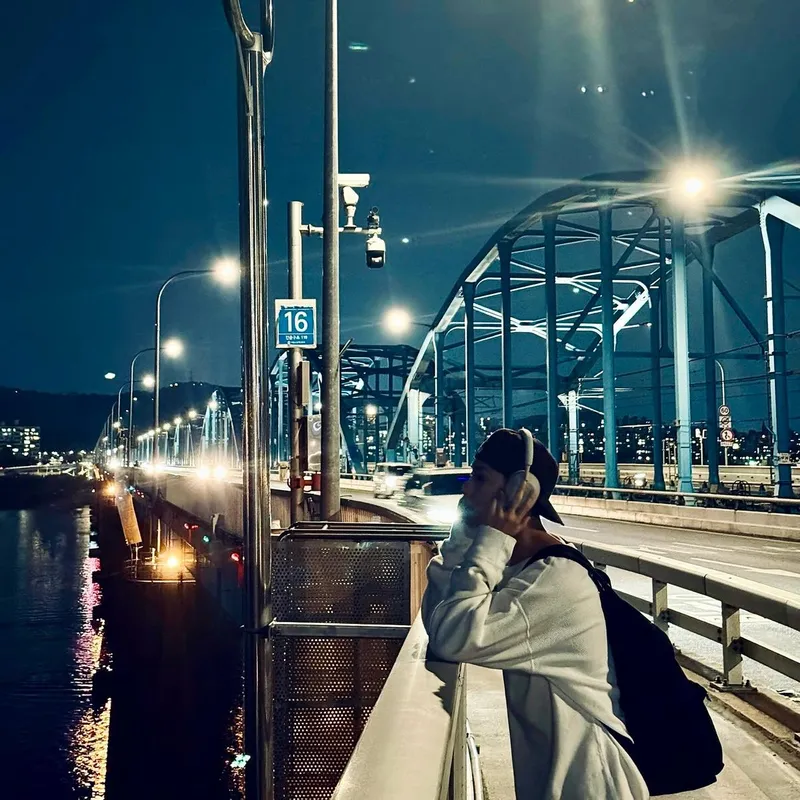 “고요한 밤에 깊이 잠긴 생각”…호시, 여름밤 강가 산책→감성 무드 물씬 / 그룹 세븐틴 호시 인스타그램