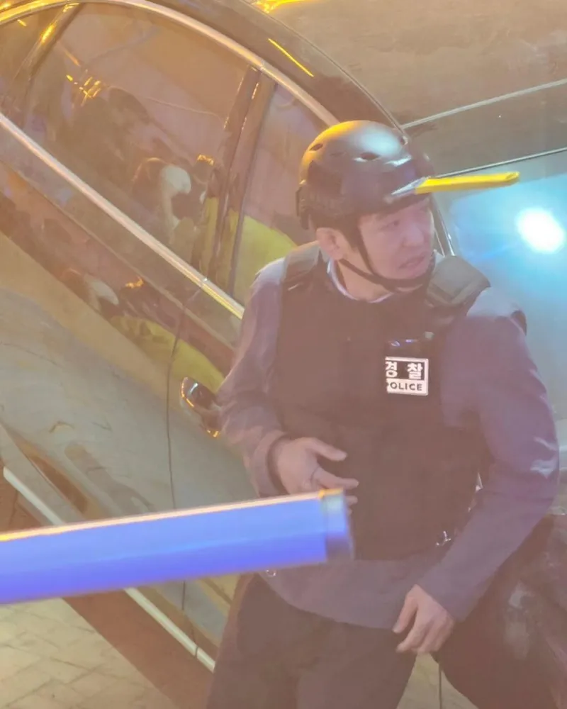 “달빛 아래 긴장 가득한 눈빛”…허성태, 경찰 조끼 입고 변신→현장 감도 높인 압도 / 배우 허성태 인스타그램