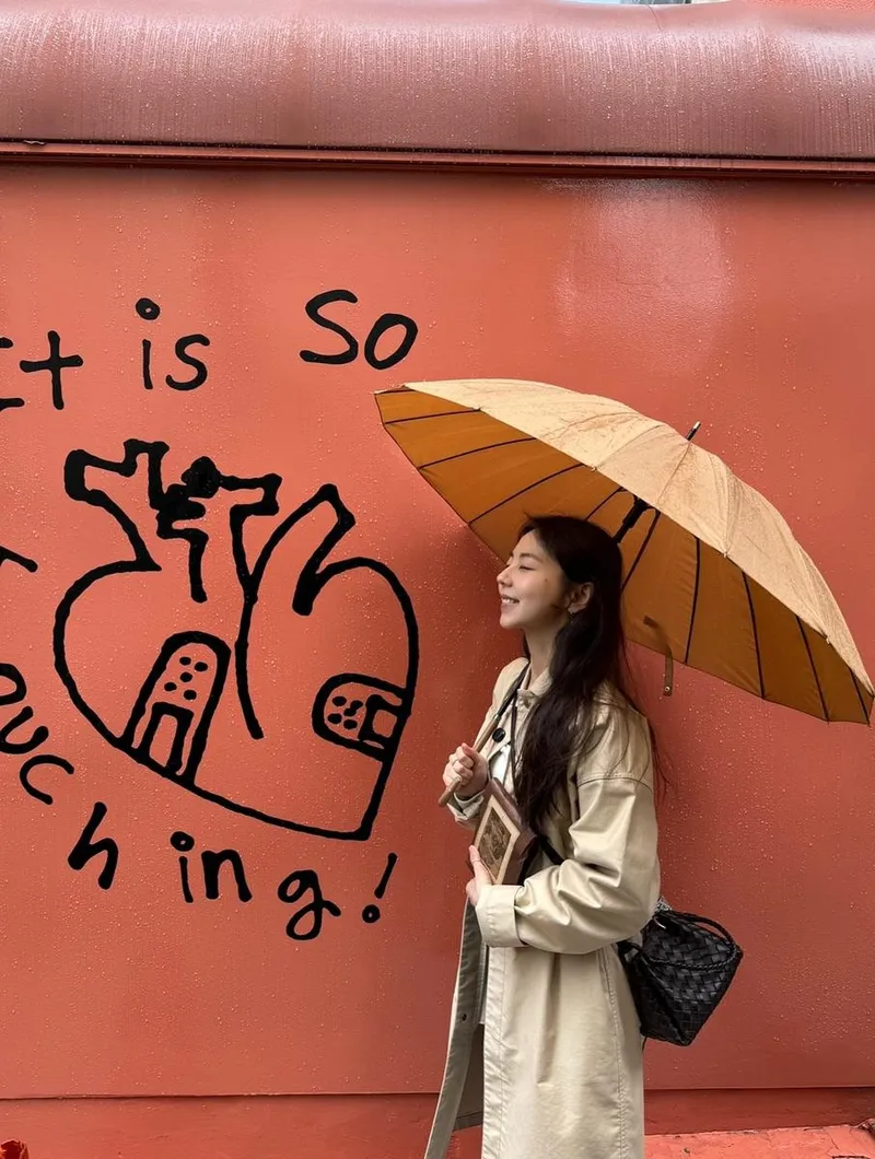 “2025년의 5월처럼”…안소희, 비에 물든 산책→여운 짙은 미소 / 배우 안소희 인스타그램