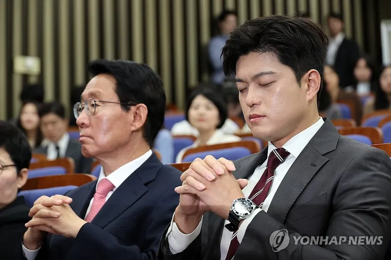 국민의힘 차기 지도체제 두고 격돌