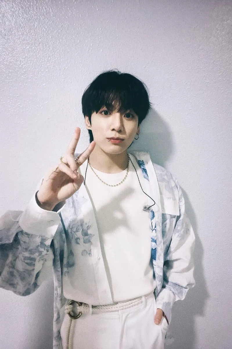 “황금빛 귀환”…방탄소년단(BTS) 정국, 전역일 깜짝 이벤트→팬심 뜨겁게 달궜다