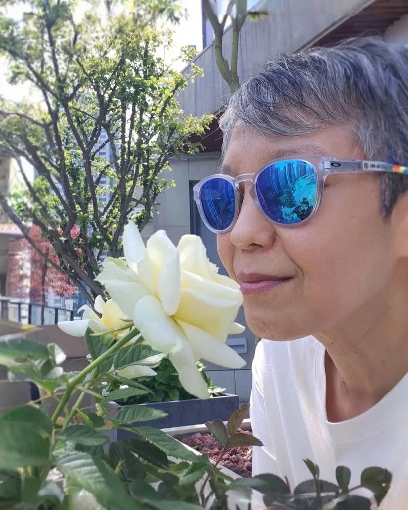 “예쁘죠”…이은미, 아침 햇살에 머문 미소→흰 장미에 담은 위로 / 가수 이은미 인스타그램