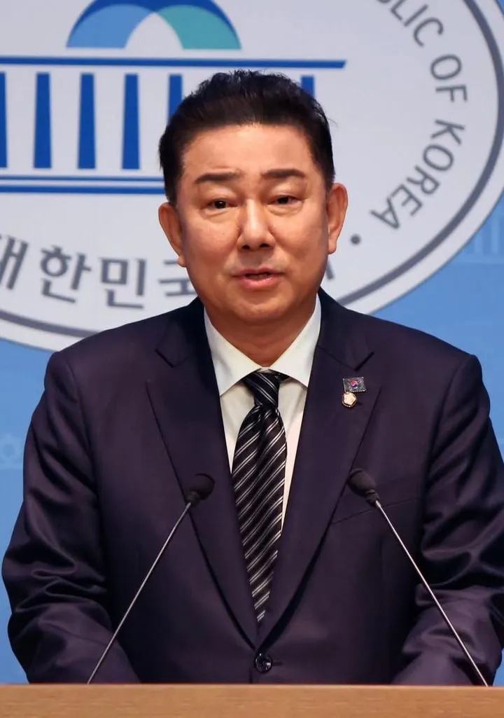 사진: 더불어민주당 김병기 의원이 국회 소통관에서 원내대표 출마를 선언하고 있다 / 뉴시스